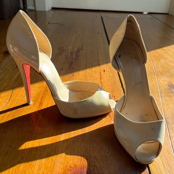 Sexy Christian Louboutin peeptoe cream patent leather heels - Picture 3 of 9